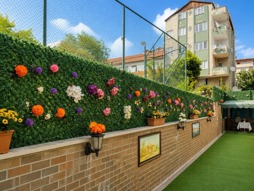 Bahçe duvarı — Lotus Huzurevi bahçe